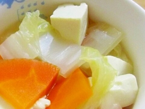 白菜とにんじんと豆腐のコンソメスープ